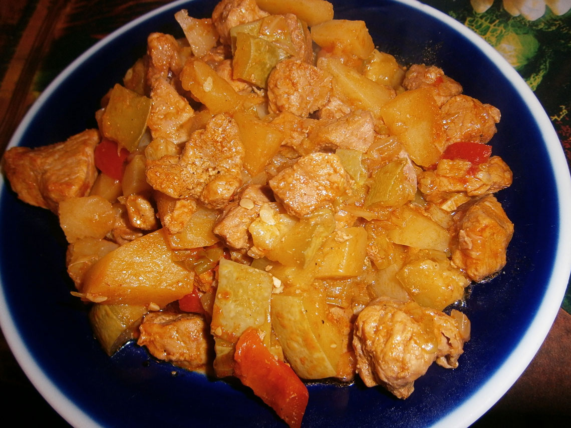 Овощное рагу с картошкой, кабачками и свининой