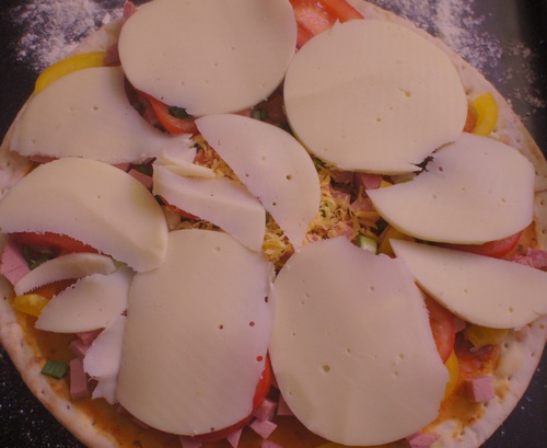 Пицца с колбасой и болгарским перцем