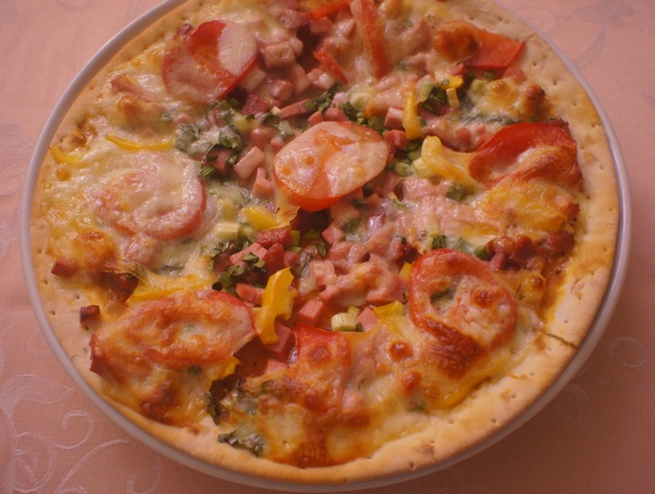 Пицца с колбасой и болгарским перцем